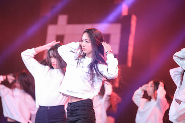 av片
十佳歌手演唱会暨艺术团结汇顺利举行